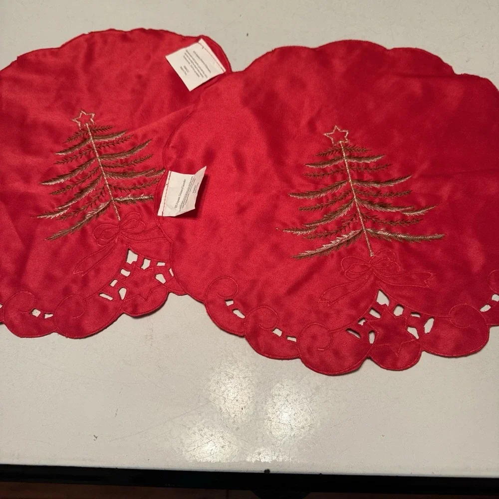 Placemats Set of 2 Home 15in Red Christmas Tree Embroidered‎ Scalloped Bow